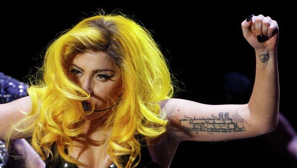 Получить призы европейского MTV лично Леди Гага не смогла - она находилась в гастрольном турне в Будапеште 