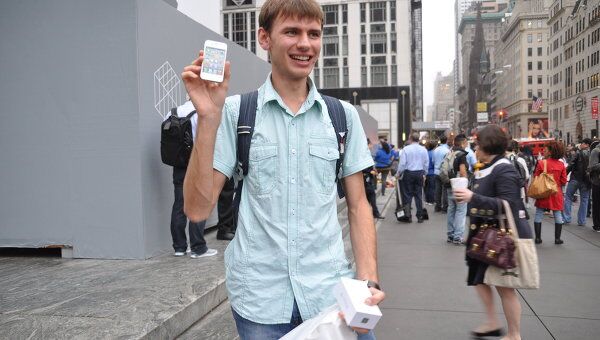 Один из первых покупателей iPhone 4S россиянин Данил Козятников
