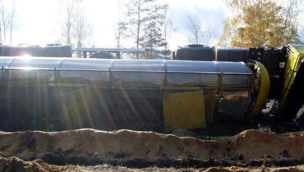 Грузовик с 30 тоннами жидкого мыла перевернулся под Нижним Новгородом