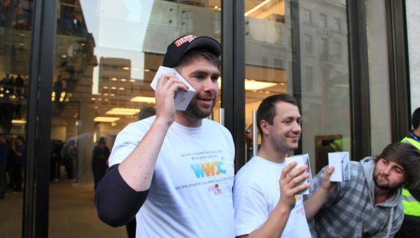 Один из первых покупателей iPhone 4S в Лондоне Крейг Фокс