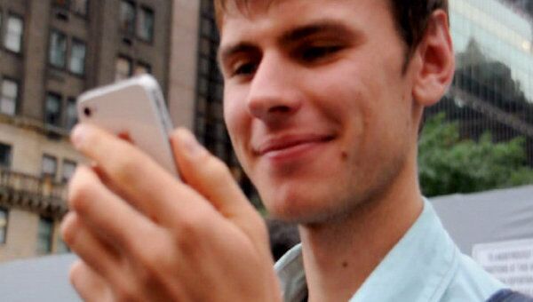 Россиянин, купивший iPhone 4S в Нью-Йорке, не смог позвонить по нему