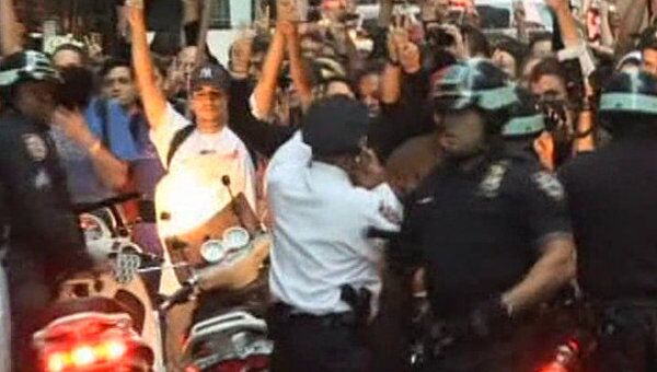 Полицейский устроил драку с участником акции протеста в Нью-Йорке