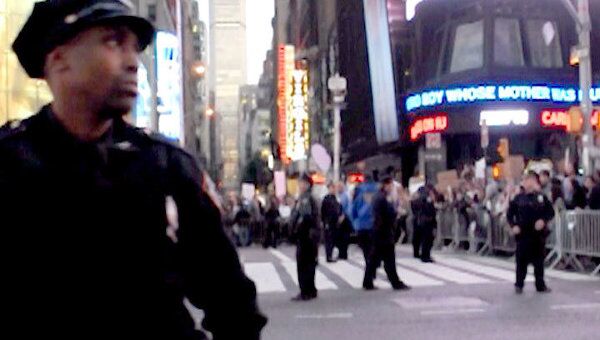 Усиленные наряды полиции пытаются поддерживать порядок в Нью-Йорке