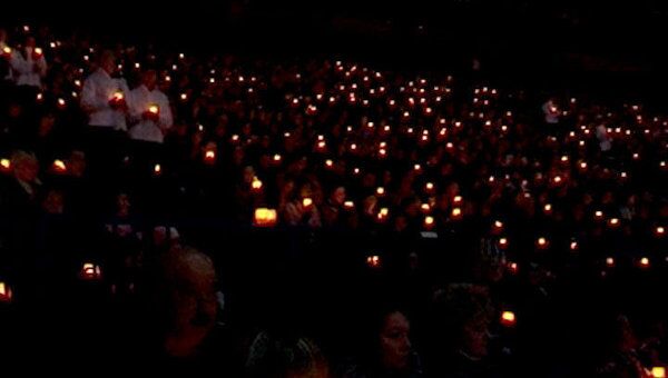 Сотни свечей зажгли в Ярославле в память о погибших игроках Локомотива