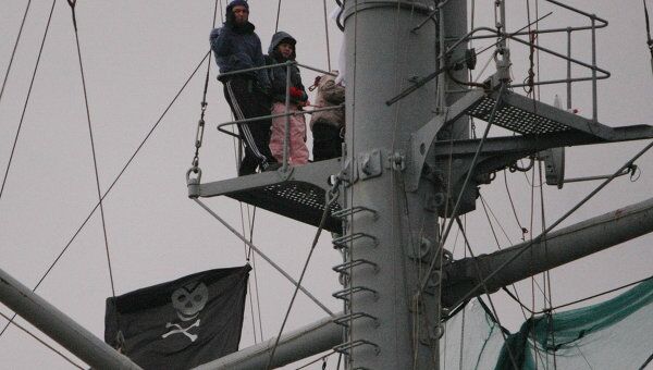 На крейсере Аврора вывесили пиратский флаг Веселый Роджер