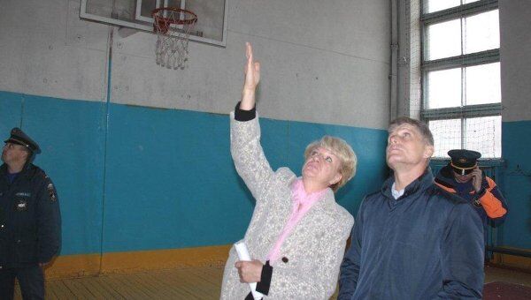 Дирекция школы в Сковородино показывает повреждения в спортзале губернатору Олегу Кожемяко