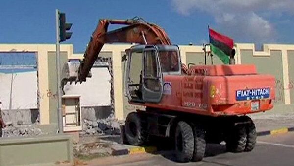 Стены вокруг резиденции Каддафи рухнули под ковшами бульдозеров 