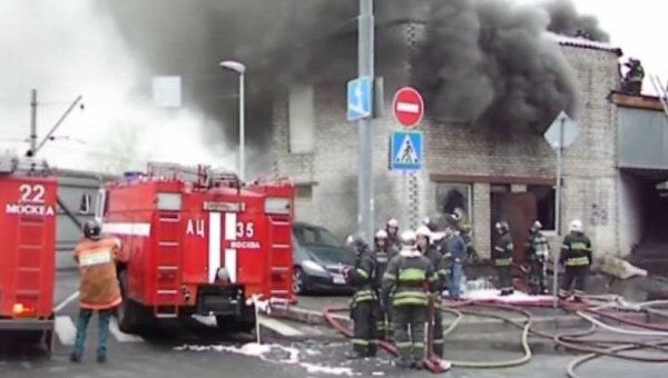 В центре Москвы загорелся автосервис