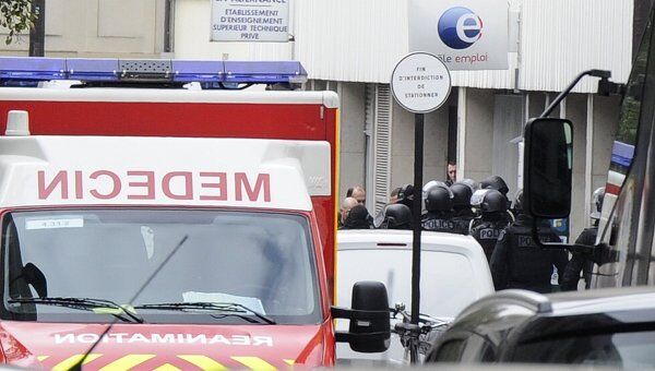 Полиция работает возле здания французской биржи труда, где был совершен захват в заложники 
