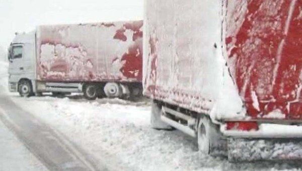Мощный снегопад в Турции парализовал движение на дорогах