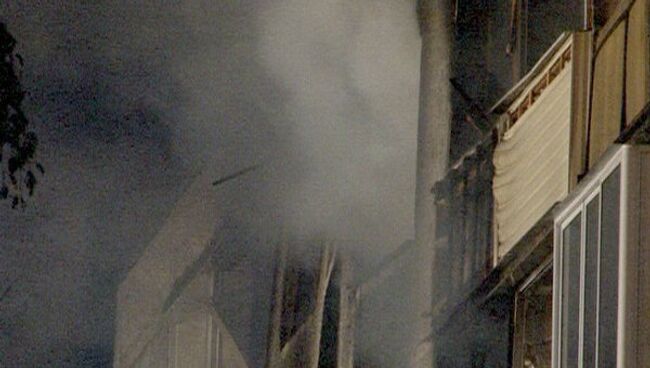 Пожарные работают на месте разрушенного взрывом дома в Бронницах