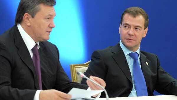 Дмитрий Медведев и Виктор Янукович на заседании первого российско-украинского экономического форума. Архив
