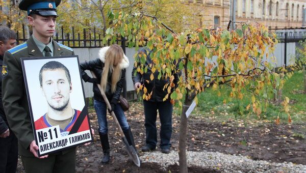 Посадка сада плачущих деревьев в честь погибших хоккеистов команды Локомотив в Ярославле