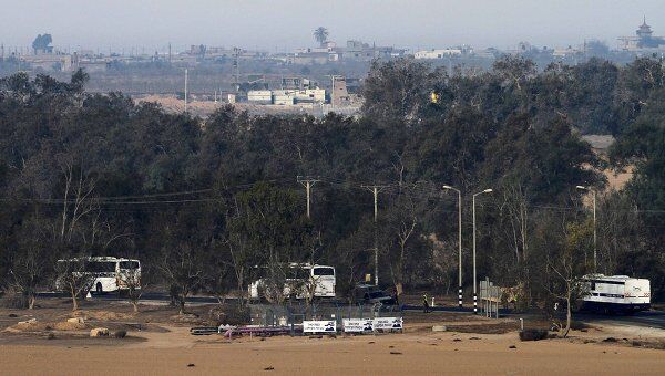 Конвой с палестинскими заключенными приближается к  КПП Керем-Шалом на египетско-израильской границе