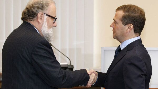 Медведев изменил традиции регистрации списка Единой России