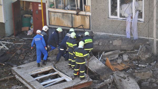 Сотрудники МЧС России работают на месте взрыва газа в жилом доме в Бронницах