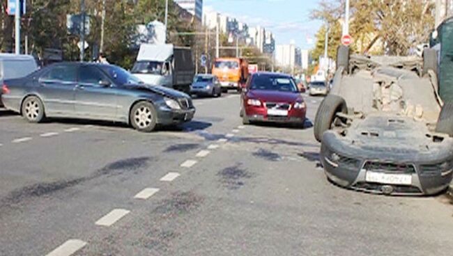 Volkswagen влетел в Mercedes и перевернулся на крышу на юге Москвы