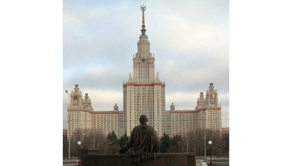 Первый памятник студентам МГУ открыт у здания физфака