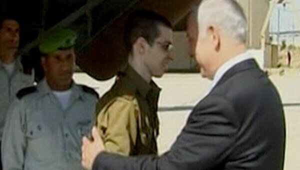 Гилад Шалит передан представителям Израиля. Первые кадры освобождения