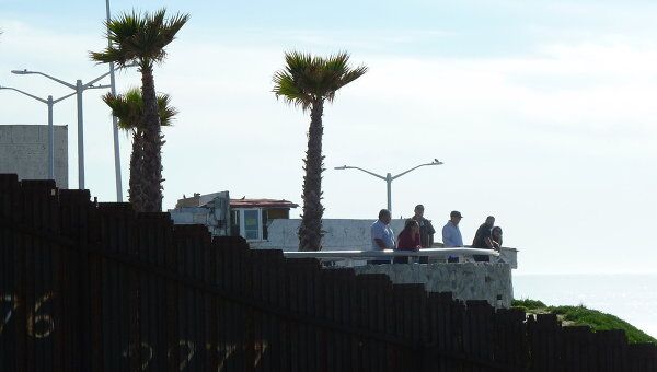 Стена между США и Мексикой. Архив