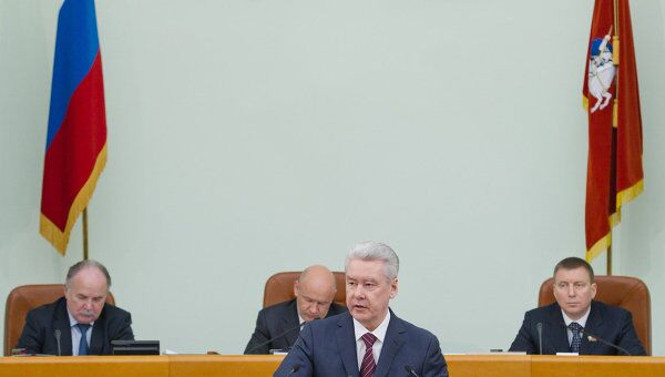 Мэр Москвы Сергей Собянин (в центре) выступает с годовым отчетом о результатах деятельности Правительства Москвы в Московской городской Думе.