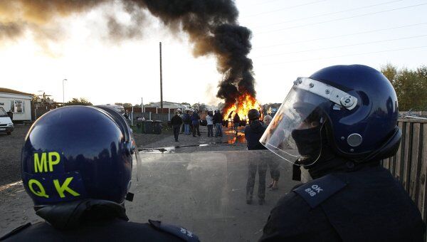 Британская полиция штурмует лагерь самовольных поселенцев в Эссексе
