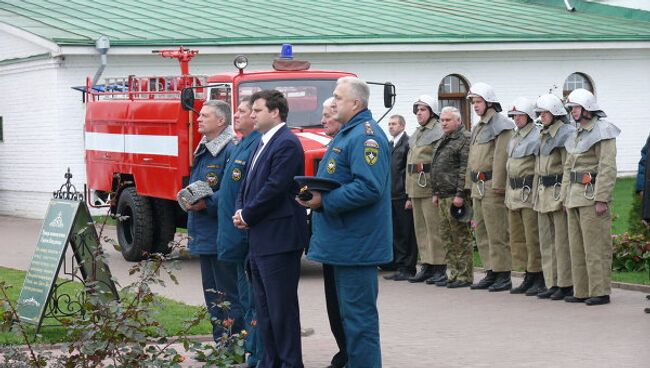 Торжественное вручение пожарного автомобиля АЦ-40 добровольной пожарной команде Спасо-Преображенского мужского монастыря во Владимирской области 