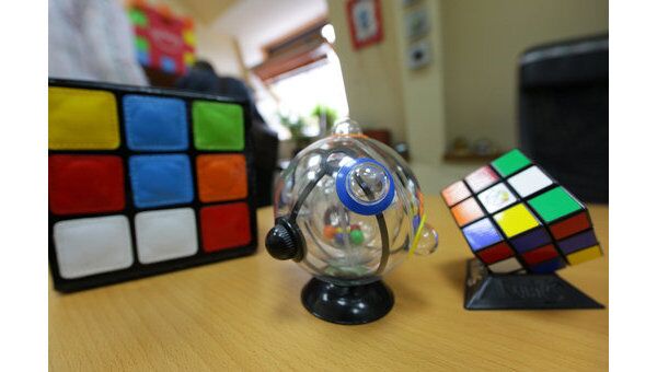 Головоломки изобретателя Эрно Рубика — кубик и шарик Рубика