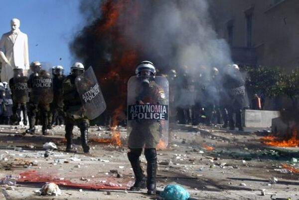 Полиция в Греции разогнала протестующих на площади перед парламентом