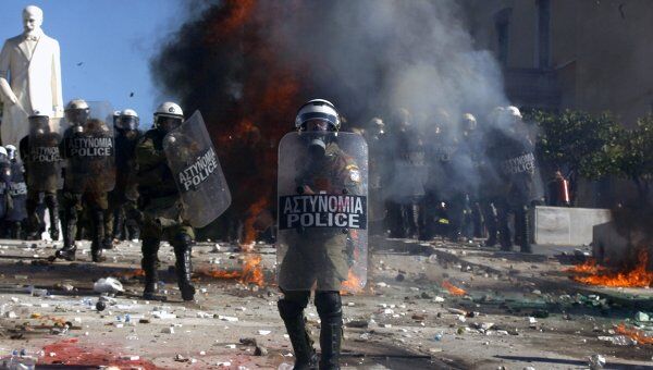 Полиция в Греции разогнала протестующих на площади перед парламентом