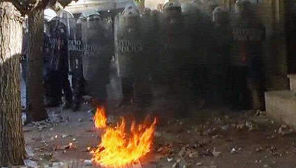Демонстранты в Афинах закидали полицейских камнями