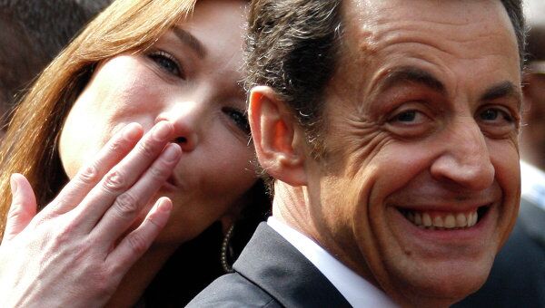 Саркози приехал в клинику Ля Мюэтт, чтобы увидеть новорожденную дочь