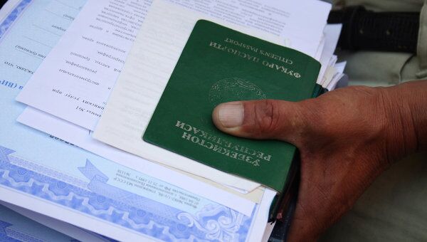 Документы мигрантов, ожидающих получения разрешения на работу. Архив