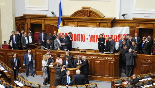 Депутаты Блока Юлии Тимошенко (БЮТ) заблокировали трибуну в знак протеста против рассмотрения закона 9127, который призван ликвидировать льготы афганцев, чернобыльцев и детей войны