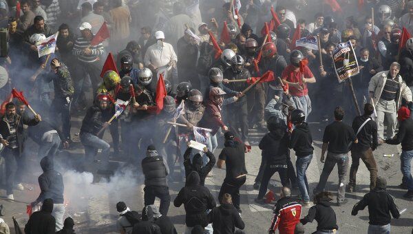 Столкновения анархистов и полицейских в центре Афин 