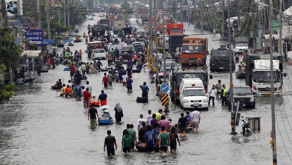 Наводнение, вызванное вызванное затяжными сильными дождями, в Бангкоке 