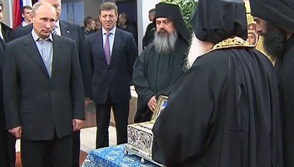 Путин приложился к впервые привезенной в Россию православной святыне