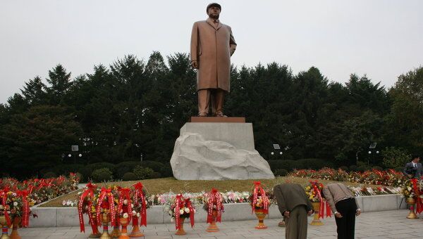 Возложение цветов и поклон памятнику Ким Ир Сена. Архив