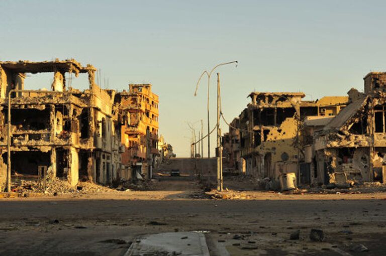 Разрушенная улица в Ливийском городе Сирт