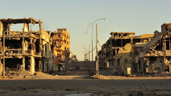 Разрушенная улица в ливийском городе Сирт. 