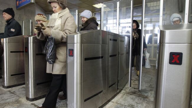 Турникеты нового образца на Ленинградском вокзале. Архив