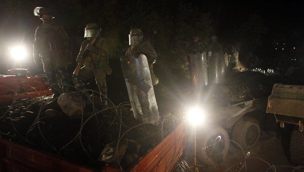 Военные KFOR предприняли акцию по сносу баррикад в Косово, сербы вышли на протест