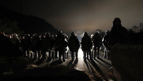 Военные KFOR предприняли акцию по сносу баррикад в Косово, сербы вышли на протест