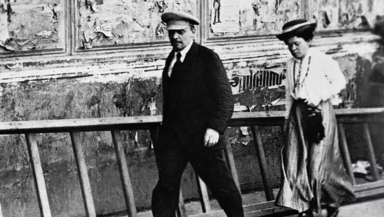 Владимир Ильич Ленин и Мария Ильинична Ульянова направляются в Большой театр на заседание V Всероссийского съезда Советов Владимир Ильич Ленин и Мария Ильинична Ульянова направляются в Большой театр на заседание V Всероссийского съезда Советов