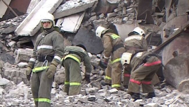 Спасатели разбирают завалы на месте взрыва в Брянской области