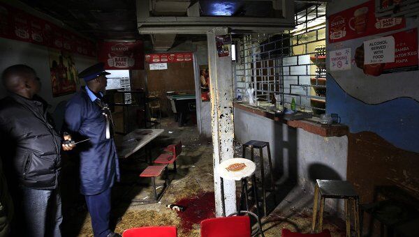 Полицейские осматривают ночной клуб в Найроби, где взорвалась граната