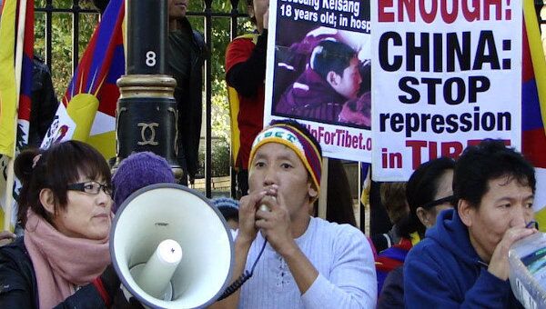 Жители Тибета устроили в Лондоне акцию против террора со стороны Китая