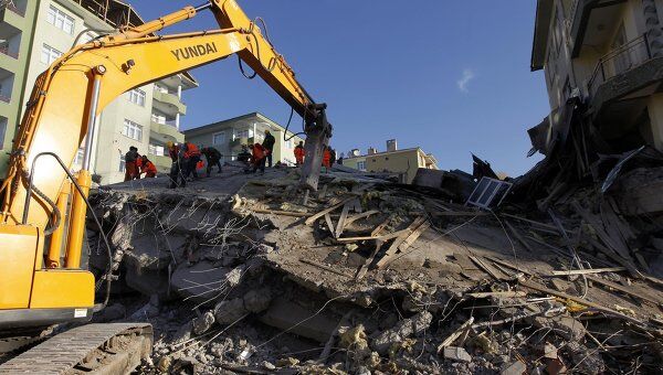 Поисково-спасательные работы на месте землетрясения в турецкой провинции Ван 