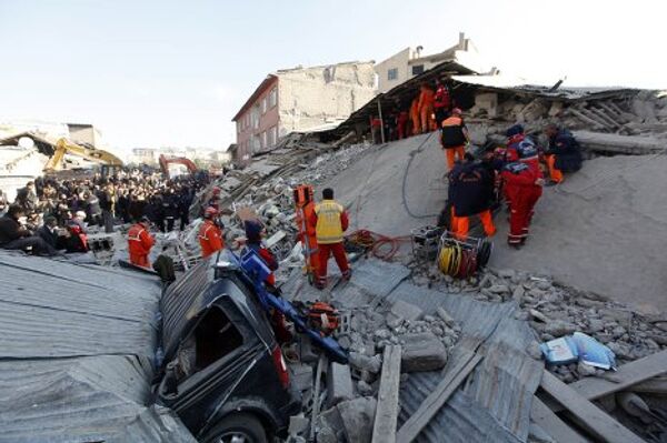 Поисково-спасательные работы на месте землетрясения в турецкой провинции Ван 