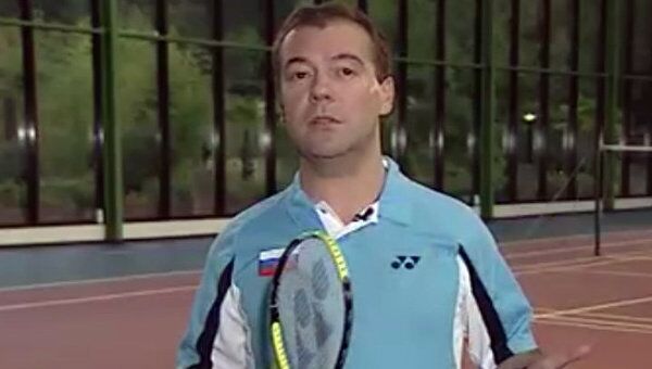 Медведев показал в видеоблоге, как играет в бадминтон с Путиным